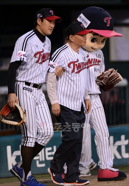 봉중근(왼쪽)과 암투병 중인 아버지 봉동식 씨. 스포츠동아 DB