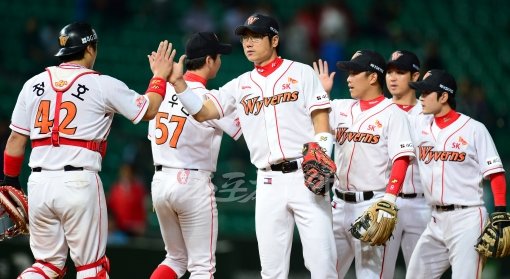 가을만 되면 SK는 이렇게 강해진다. SK는 27일 문학 한화전에 승리해 플레이오프 직행에 한발 더 다가섰다. 승리가 확정 되자 SK 선수들이 마운드에 모여 함께 기뻐하고 있다. 문학｜김민성 기자 marineboy@donga.com 트위터 @bluemarine007