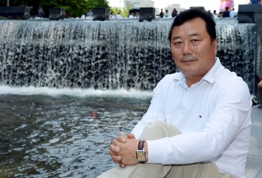 야구의 시작은 투수가 공을 던질 때가 아니라 포수사인이다. 실업야구 홈런왕 출신 포수, 그리고 프로야구 원년멤버. 서울 광화문 
동아미디어센터 앞 청계천에서 포즈를 취한 유승안 경찰청 감독은 현역시절 마스크를 쓰고 노히트노런을 4차례나 지휘했다. 김민성 기자
 marineboy@donga.com 트위터 @bluemarine007