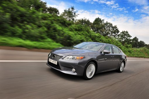 6세대 ES350은 ES 시리즈의 정숙성과 승차감을 고스란히 계승하면서도 한층 스포티한 스타일과 주행성능, 뛰어난 연비 효율성을 갖췄다. 사진제공|한국토요타자동차