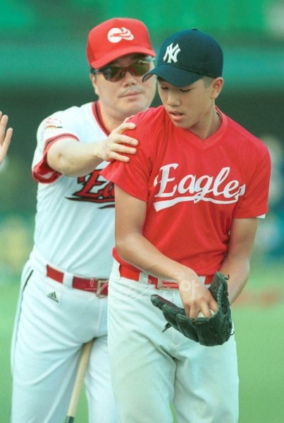 프로야구 출신 중 야구선수로 자식 농사는 제일 잘 지었다는 소릴 듣는다. 유 감독이 빙그레 코치 시절 잠실중학교 2학년이었던 유원상(LG)을 지도하고 있다. 둘째 유민상도 두산에서 꿈을 키우고 있다.  스포츠동아DB