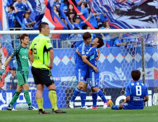3일 열린 FC서울과 홈경기에서 1-0 승리가 확정된 순간 수원 삼성 선수들이 서로 부둥켜안고 승리의 기쁨을 나누고 있다. 서울
골키퍼 김용대(맨 왼쪽)의 표정은 굳어있다. 수원|박화용 기자 inphoto@donga.com 트위터 @seven7sola