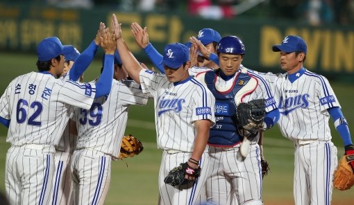 경기종료 후 삼성 선수들이 마운드 위에서 승리의 기쁨을 나누고 있다. 사진제공|스포츠코리아