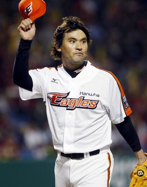 코리안 특급은 내년에도 달릴까. 한화 박찬호가 시즌 마지막 등판인 3일 대전 KIA전 6회 2사에서 교체되자 마운드를 내려오며 관중들에게 인사하고 있다. 5실점이 아쉬웠던 것일까, 아니면 은퇴시기를 고민하고 있어서였을까. 박찬호의 표정 속에는 많은 것이 담긴 듯했다. 사진제공|스포츠코리아