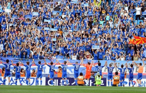 3일 오후 수원 월드컵경기장에서 열린 2012 K리그 수원삼성과 FC서울의 경기에서 수원이 1-0으로 승리를 거두고 FC서울전 7연승을 달렸다. 경기종료 후 수원 선수들이 만세 삼창을 하고 있다. 수원ㅣ박화용 기자 inphoto@donga.com 트위터 @seven7sola