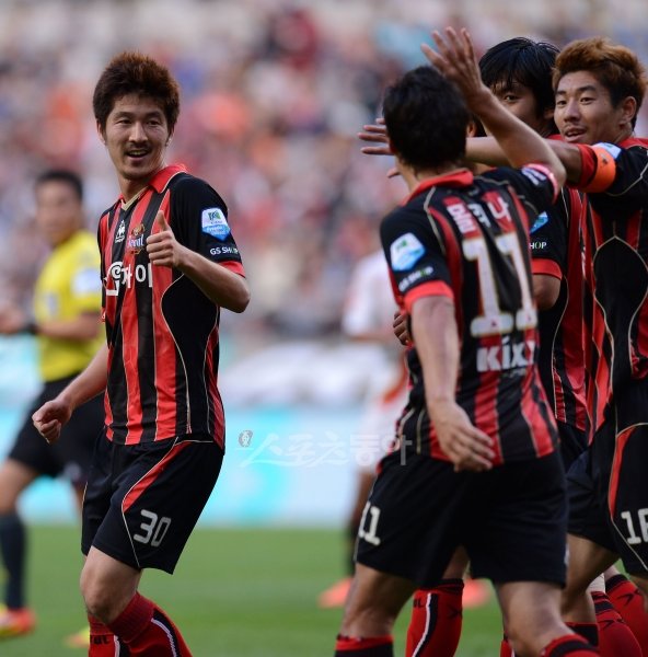 7일 오후 5시 서울월드컵경기장에서 열린 '현대오일뱅크 K리그 2012' 35라운드 그룹A 1위 FC서울 대 8위 경남FC 경기에서 FC서울 박희도가 전반 선제골을 성공시킨 후 도움을 기록한 몰리나늘 보며 엄지손가락을 들어 보이고 있다. 상암|김종원기자 won@donga.com 트위터 @beanjjun