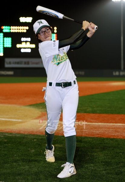 옵티머스팀 김미희(구리 나인빅스) 씨는 올스타전에서 수준급 3루 수비와 뛰어난 방망이 솜씨로 초대 MVP를 거머쥐었다. 김 씨가 호쾌하게 방망이를 돌리고 있다. 익산｜김민성 기자