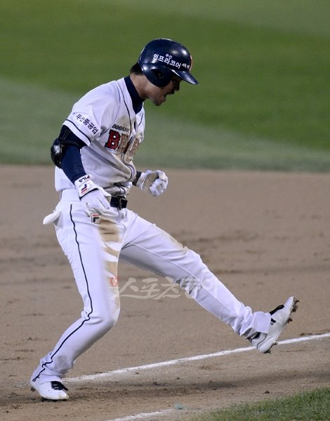 8일 서울 잠실야구장에서 열린 2012 프로야구 준플레이오프 1차전 두산베어스 대 롯데자이언츠 경기 1회말 무사 1루 두산 오재원이 보내기 번트를 시도한 후 1루에서 세이프되어 기뻐하고 있다. 잠실|김종원기자 won@donga.com 트위터 @beanjjun