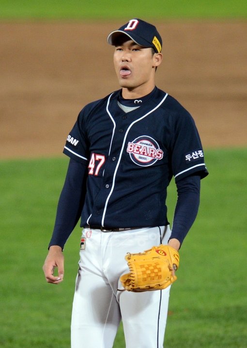 12일 부산 사직야구장에서 열린 2012 프로야구 준플레이오프 4차전 롯데자이언츠 대 두산베어스 경기 8회말 1사 만루 두산 홍상삼이 롯데 황성용을 볼넷으로 출루시키며 실점을 하자 아쉬워하고 있다. 사직 | 김종원기자 won@donga.com 트위터 @beanjjun