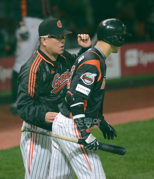 6회초 1사 1,3루 롯데 박종윤이 스퀴즈 번트를 시도하자 양승호 감독이 그라운드로 나와 강공을 요구하고 있다. 문학 | 김종원기자 won@donga.com 트위터 @beanjjun