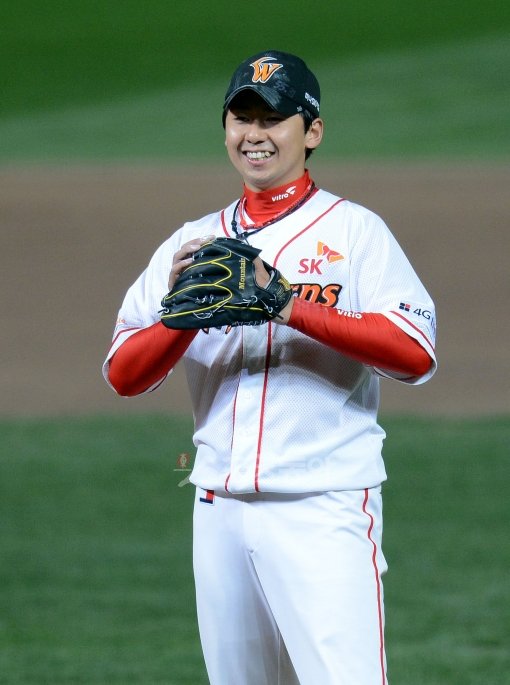 윤희상이 4회초 2사 롯데 강민호에게 던진 공이 볼로 판정되자 웃고 있다. 문학 | 김종원기자 won@donga.com 트위터
@beanjjun