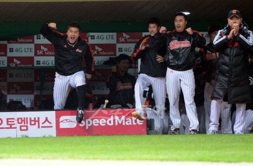 10회초 롯데 타자 정훈이 볼넷으로 밀어내기에 성공하자 롯데 선수들이 환호하고 있다.
문학ㅣ박화용 기자 inphoto@donga.com 트위터 @seven7sola