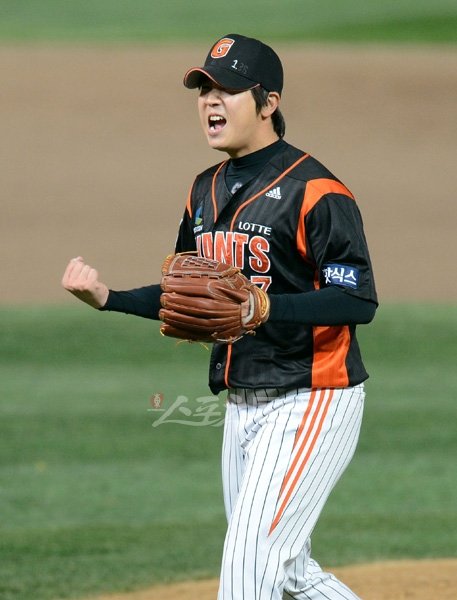 17일 인천 문학야구장에서 열린 2012 프로야구 플레이오프 2차전 SK와이번스 대 롯데자이언츠 경기 9회말 2사 1,3루 롯데 김성배가 SK 이호준을 내야 땅볼로 아웃시킨 후 환호하고 있다. 문학｜김종원기자 won@donga.com 트위터 @beanjjun