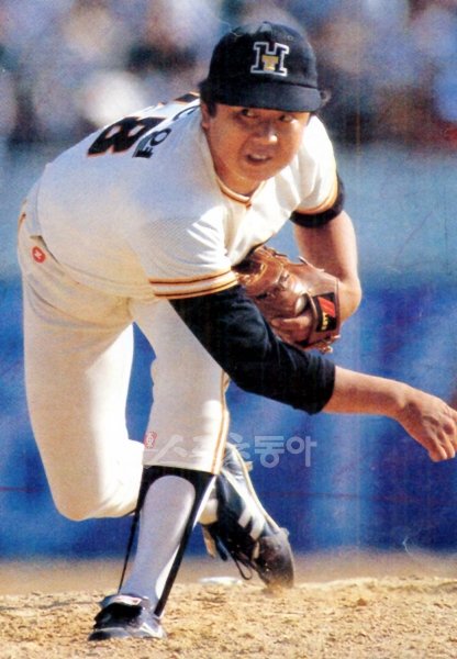 ‘국보급 투수’ 선동열은 1986년 10월 19일 광주구장에서 열린 KS 1차전에서 삼성 김성래에게 2점홈런을 맞았다. 위기에
빠진 해태는 김성한의 연장 11회말 끝내기 안타로 극적인 승리를 거뒀다. 그러나 이날 경기는 구단버스 방화사건의 단초가 됐다.
스포츠동아DB