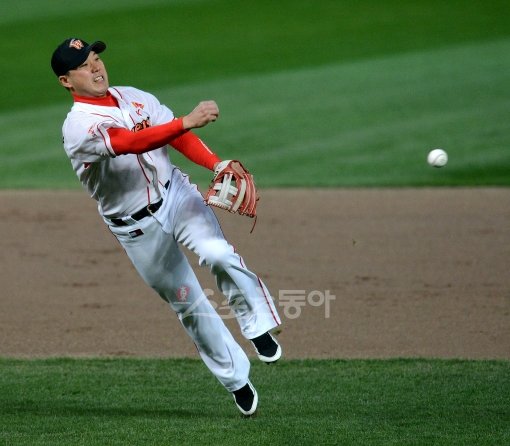 17일 인천 문학야구장에서 열린 2012 프로야구 플레이오프 2차전 SK와이번스 대 롯데자이언츠 경기에서 SK 박진만 수비. 문학|김종원기자 won@donga.com 트위터 @beanjjun
