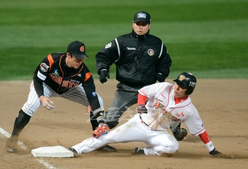 SK는 페넌트레이스에서 팀 도루 최하위, 그리고 최다 도루실패 팀이었다. 그러나 가을야구에선 전혀 다른 모습이다. 17일 PO 
2차전 3루 도루에 성공한 정근우(오른쪽)처럼 발야구의 진수를 보여주고 있다. 문학｜김종원 기자 won@donga.com 트위터 
@beanjjun