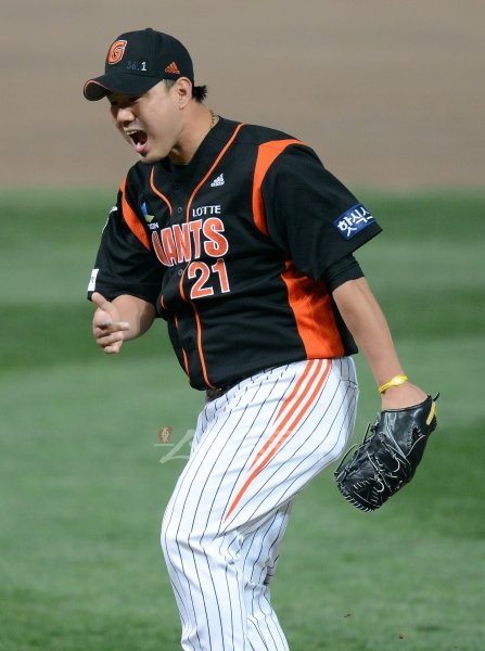 17일 인천 문학야구장에서 열린 2012 프로야구 플레이오프 2차전 SK와이번스 대 롯데자이언츠 경기에 선발 등판한 롯데 송승준이 5회말 2사 1,2루 SK 박재상을 내야 플라이로 아웃시킨 후 환호하고 있다. 문학|김종원기자 won@donga.com 트위터 @beanjjun