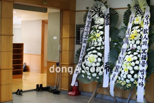 지인 강 씨의 죽음을 목격한 가수 채리나가 18일 새벽 빈소를 찾아 조문했다.