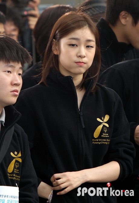 ‘피겨여왕’ 김연아가 21일 오후 청계광장에서 열린 `2013 평창동계 스페셜올림픽 D-100 성공기원 걷기대회`에 참석해 귀여운 표정을 짓고 있다. (서울=스포츠코리아)