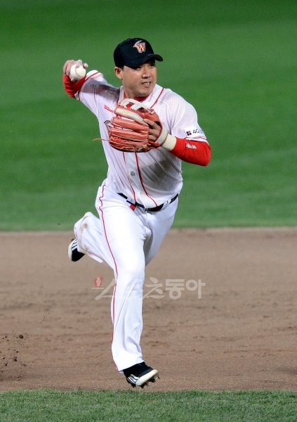 1군에서 100경기를 뛰지 못하고 유니폼을 벗는 선수들이 수두룩하다. 그러나 SK 박진만은 포스트시즌에서만 98경기를 뛰었다.
가을야구의 살아있는 전설은 변함없는 명품 수비로 7번째 우승 반지를 향해 달린다. 김종원 기자 won@donga.com 트위터
@beanjjun