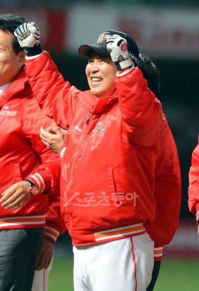 22일 저녁 인천 문학 야구장에서 열린 2012 프로야구 SK와 롯데의 플레이오프 5차전에서 SK가 6-3으로 승리를 거두고 한국시리즈에 진출했다. 경기종료 후 SK 이만수 감독이 관중들에게 주먹을 지며 인사를 하고 있다. 문학ㅣ박화용 기자 inphoto@donga.com 트위터 @seven7sola