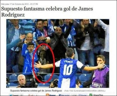 ‘축구장 웃는 유령’ 사진 화제