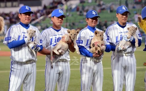 삼성 진갑용, 오승환, 류중일 감독, 이승엽(왼쪽부터)이 24일 대구구장에서 열린 SK와의 KS 1차전을 앞두고 삼성의 우승을 기원하는 아기 사자들을 안고 기념촬영을 하고 있다. 대구|김종원 기자