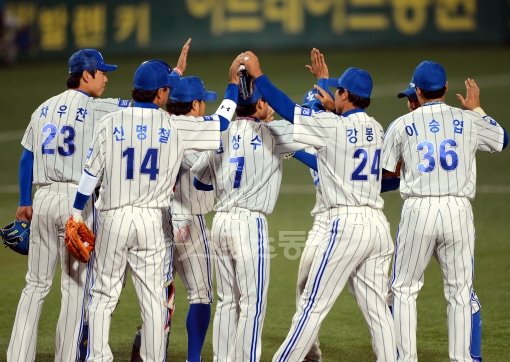 25일 저녁 대구 시민야구장에서 열린 2012 프로야구 삼성과 SK의 한국시리즈 2차전 경기에서 삼성이 8-3으로 승리를 거두고 2연승을 달렸다. 경기종료 후 삼성 선수들이 승리의 기쁨을 나누고 있다.
대구ㅣ박화용 기자 inphoto@donga.com 트위터 @seven7sola