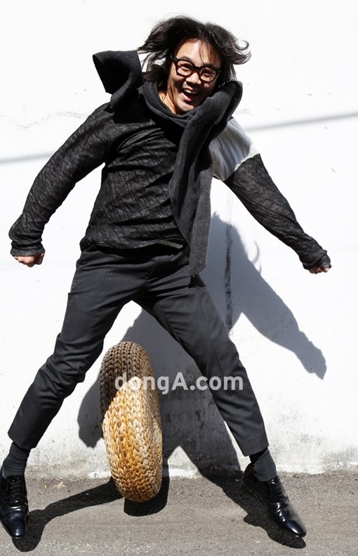 영화 ‘강철대오’에서 운동권 여대생을 사랑해 얼떨결에 미국 문화원 점거 농성에 참가하게 된 자장면 배달부 강대오 역을 맡은 배우 김인권. 국경원 기자 onecut@donga.com