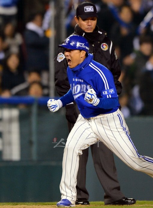 이승엽이 싹슬이 3루타를 치고 3루에서 환호하고 있다.
잠실ㅣ박화용 기자 inphoto@donga.com 트위터 @seven7sola