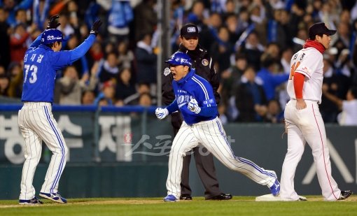 이승엽이 김재걸 코치와 환호하고 있다.
잠실ㅣ박화용 기자 inphoto@donga.com 트위터 @seven7sola