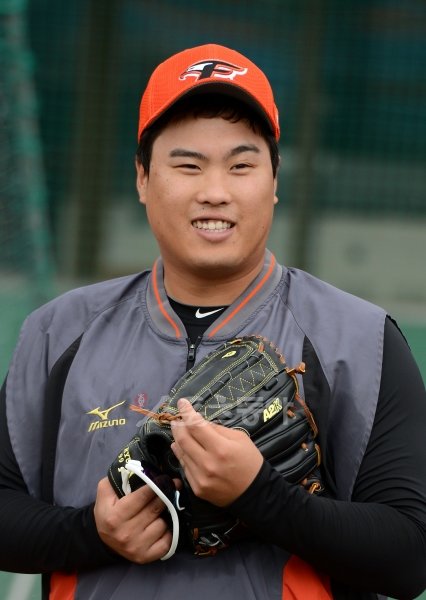 한화 류현진은 1일 7년간 홈그라운드였던 대전구장을 찾아 노재덕 단장과 선수들에게 감사인사를 건넨 뒤 “팀을 떠날지도 모른다고 생각하니 마음이 이상했다”고 털어놓았다. 스포츠동아DB