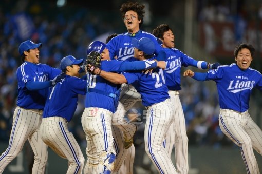 경기종료 후 선수들이 승리의 기쁨을 나누고 있다.
잠실ㅣ박화용 기자 inphoto@donga.com 트위터 @seven7sola