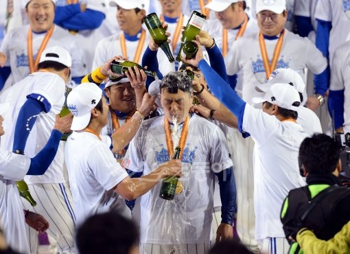 1일 서울 잠실야구장에서 열린 2012 프로야구 한국시리즈 6차전 삼성라이온즈 대 SK와이번스 경기에서 7-0 승리하며 시리즈 전적 4승2패를 기록해 한국시리즈 우승을 확정지은 후 MVP에 선정된 삼성 이승엽이 축하를 받고 있다. 잠실｜김종원기자 won@donga.com 트위터 @beanjjun