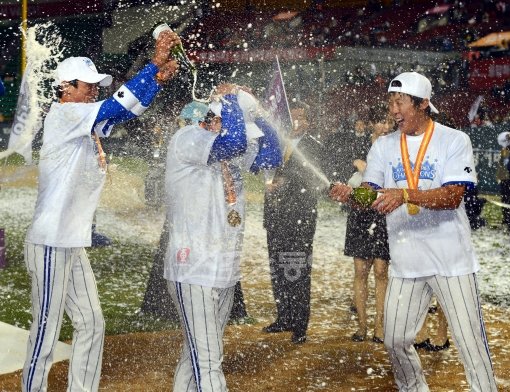 1일 저녁 서울 잠실야구장에서 열린 2012 프로야구 삼성과 SK의 한국시리즈 6차전 경기에서 삼성이 7-0으로 승리를 거두고 챔피언에 올랐다. 경기종료 후 시상식에서 류중일 감독이 샴폐인 세레를 받고 있다. 잠실｜박화용 기자 inphoto@donga.com 트위터 @seven7sola