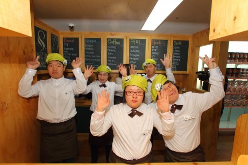 1일 경기도 안산시 평생학습관에서 문을 연 장애청년 바리스타 커피전문점 ‘나는 카페’(I＇m Cafe) 1호점의 바리스타들이 카메라를 향해 포즈를 취하고 있다. 사진제공｜한국마사회