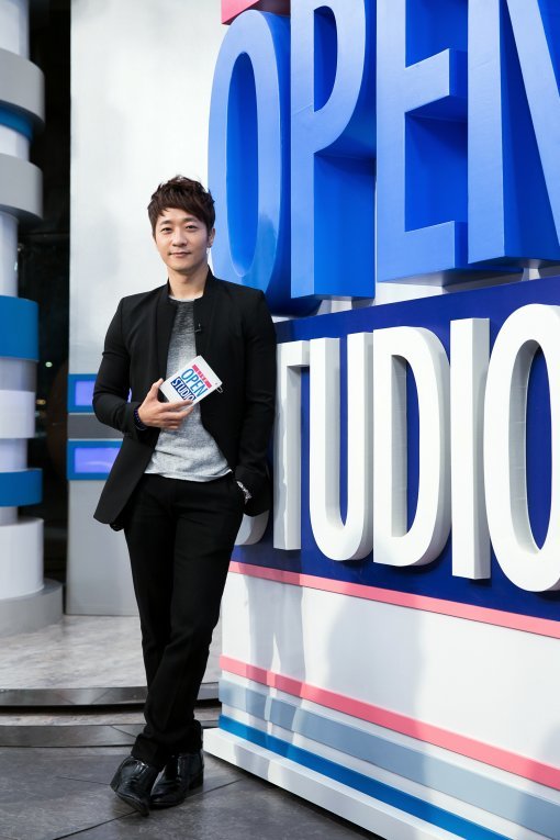 종합편성채널 채널A의 새 연예정보 프로그램 ‘생방송 오픈스튜디오’의 진행자로 발탁된 알렉스. “가벼운 가십보다는 심층적이고 성숙한 뉴스를 전달하고 싶다”며 포부를 밝혔다. 사진제공|채널A