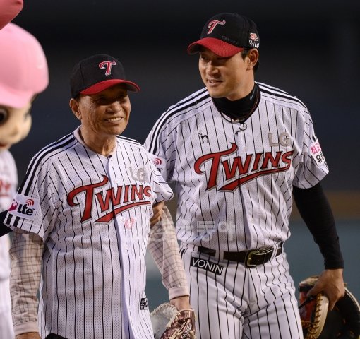 봉중근 선수의 아버지 봉동식 씨(왼쪽)-봉주근. 스포츠동아Db