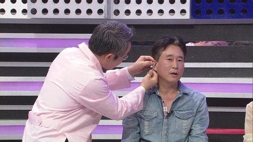 김병준 변호사(오른쪽)가 한 번에 담배를 끊을 수 있다는 금연침을 맞고 있다. 사진제공｜채널A