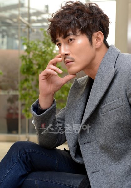 연이어 의사 가운을 입었지만 연기자 조동혁은 KBS 1TV ‘별도 달도 따줄게’에서 부드럽고 인간미 넘치는 의사로 열연했다. 그는 “강한 남자 연기는 내 옷이 아니었다”며 오랜만에 잘 만난 캐릭터에 만족감을 보였다. 김민성 기자 marineboy@donga.com 트위터@bluemarine007