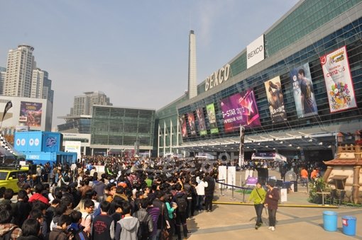 국내 최대의 게임축제 ‘지스타2012’가 열리고 있는 부산 해운대구 벡스코에 입장하려고 길게 줄을 선 관람객들. 올해 처음으로 민간단체인 한국게임산업협회가 주관한 ‘지스타2012’는 신작게임 부스, 다양한 체험공간, 문화 이벤트 등 다채로운 즐길거리를 마련해 관람객들에게 큰 호응을 얻고 있다. 부산|김명근 기자 dionys@donga.com 트위터@kimyke76