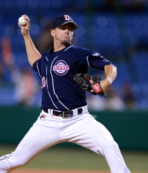 두산이 스캇 프록터의 대체용병 찾기에 나선다. 프록터와 재계약을 원하지만 불발될 경우를 대비해 준비에 나섰다. 스포츠동아DB