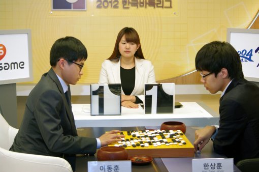 이동훈 초단(왼쪽)과 한상훈 6단의 대국장면. 사진제공|한국기원