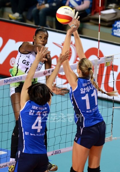14일 화성종합경기타운 실내체육관에서 열린 IBK와 GS칼텍스의 경기에서 GS칼텍스 베띠(가운데)가 기업은행 알레시아와 김희진의
블로킹 사이로 스파이크를 날리고 있다. 화성|김종원 기자 won@donga.com 트위터 @beanjjun