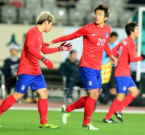 14일 오후 경기도 화성종합경기장에서 열린 '대한민국과 호주'의 축구국가대표팀 친성경기에서 전반 한국 이동국이 선제골을 성공한 뒤 이근호와 기쁨을 나누고 있다. 화성 | 김민성 기자 marineboy@donga.com 트위터 @bluemarine007
