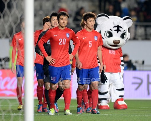 14일 화성종합경기타운에서 열린 한국 축구대표팀 대 호주의 평가전에서 2-1 역전패를 당한 한국 선수들이 아쉬운 표정으로 경기장을 빠져 나가고 있다. 화성|김종원기자 won@donga.com 트위터 @beanjjun