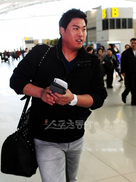 한화 류현진이 에이전트 스콧 보라스와 만나 LA 다저스 입단 문제를 논의하기 위해 14일 인천국제공항을 통해 미국 LA로
출국했다. 출국장에 들어선 류현진이 환한 미소 속에 발걸음을 재촉하고 있다. 인천국제공항|김민성 기자
marineboy@donga.com 트위터 @bluemarine007