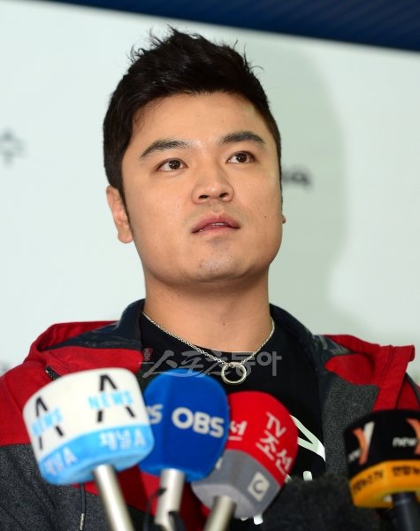 추신수가 14일 인천국제공항을 통해 미국으로 출국하기에 앞서 기자회견을 하고 있다. 인천국제공항｜김민성 기자