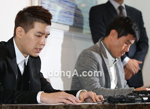 사기혐의로 기소된 그룹 젝스키스 출신 강성훈이 15일 오후 서울 강남구 신사동 한 빌딩에서 기자회견을 갖고 있다. 동아닷컴 국경원 기자 onecut@donga.com