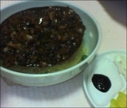 탕수육 대형 사고에 이어 간짜장 대형 사고 사진이 공개돼 웃음을 선사했다. 사진=온라인 커뮤니티